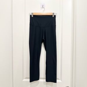 NIKE Women’s High Rise Cropped Leggings